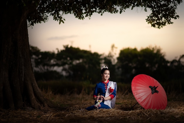 Belles femmes asiatiques en costume thaï traditionnel