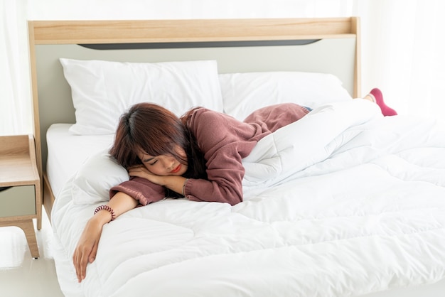 Belles Femmes Asiatiques Dormant Sur Le Lit Le Matin