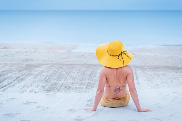 De belles femmes asiatiques voyagent seules à la plage en été. Vacances et vacances en Thaïlande.