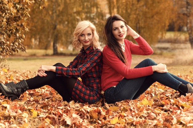 belles femmes en automne parc