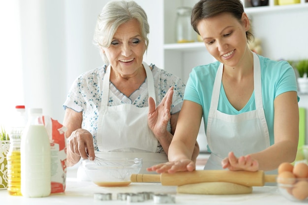 Belles femmes cuisinant