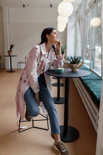 Belles femmes dans un café avec une tasse de café