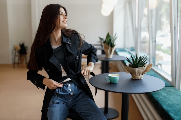 Belles femmes dans un café avec une tasse de café