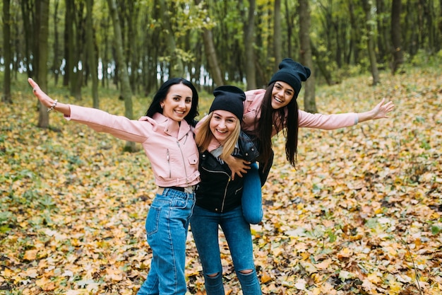 Belles femmes dans le parc