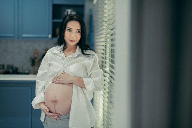 belles femmes enceintes, mère tenant bébé dans le ventre de femme enceinte