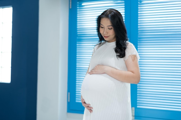 belles femmes enceintes, mère tenant bébé dans le ventre de femme enceinte