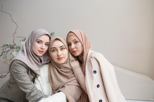 Belles femmes portant le hijab