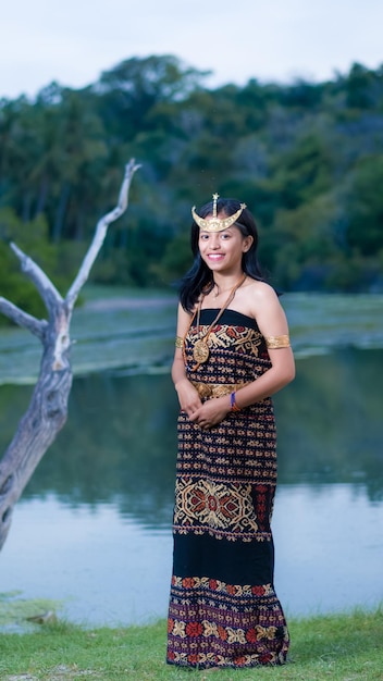 belles femmes portant des vêtements traditionnels de l'île de sabu en Indonésie