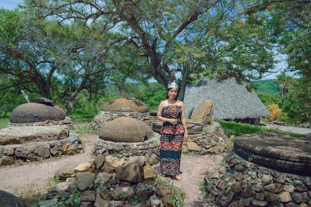 belles femmes portant des vêtements traditionnels de l'île de sabu en Indonésie