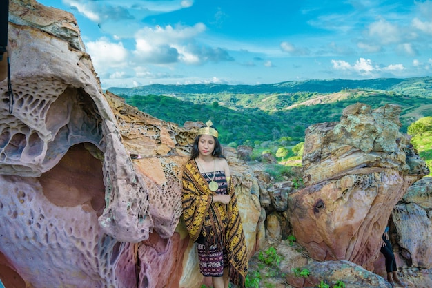 belles femmes portant des vêtements traditionnels de l'île de sabu en Indonésie