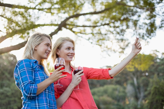 Belles femmes prenant un selfie depuis un téléphone mobile