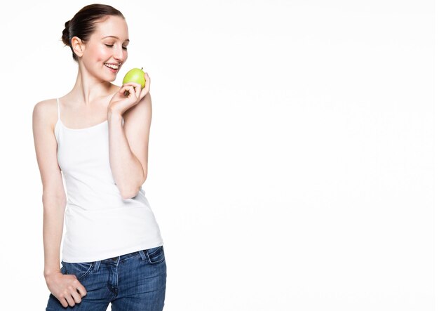 Belles femmes de remise en forme tenant une pomme saine