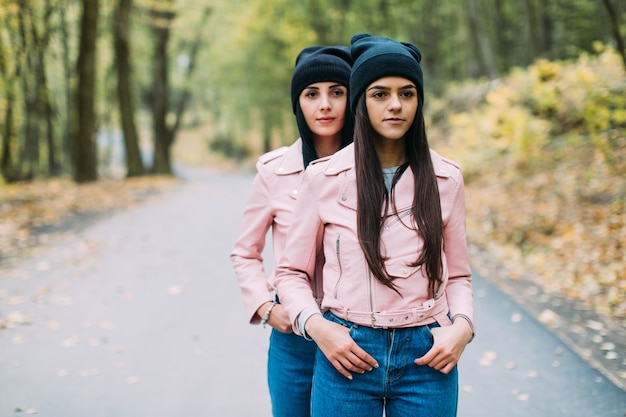 Belles femmes sur la route