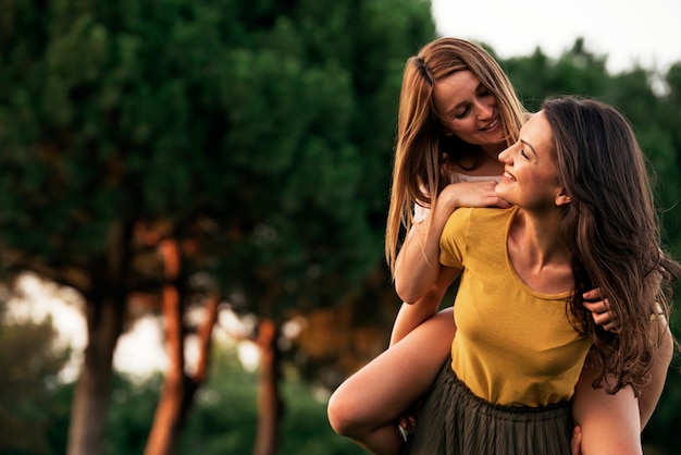 Belles femmes s'amusant dans le parc. Amis et concept d'été.