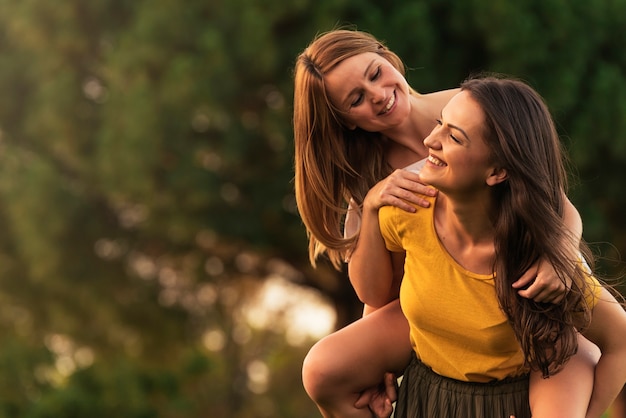 Belles femmes s'amusant dans le parc. Amis et concept d'été.