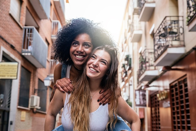 Belles femmes s'amusant dans la rue. Concept de la jeunesse.