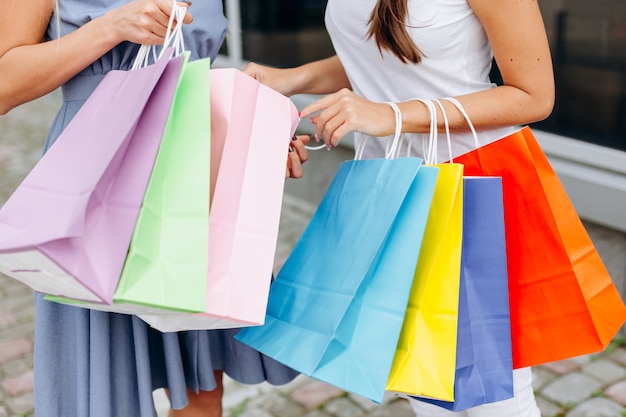 Belles femmes avec des sacs colorés