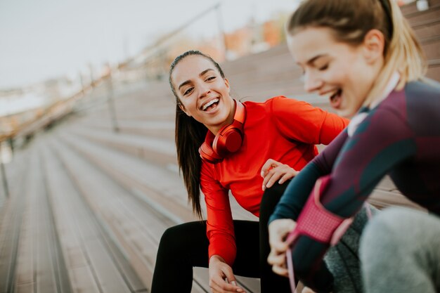 Belles femmes se détendre après une longue course en ville et s&#39;amuser