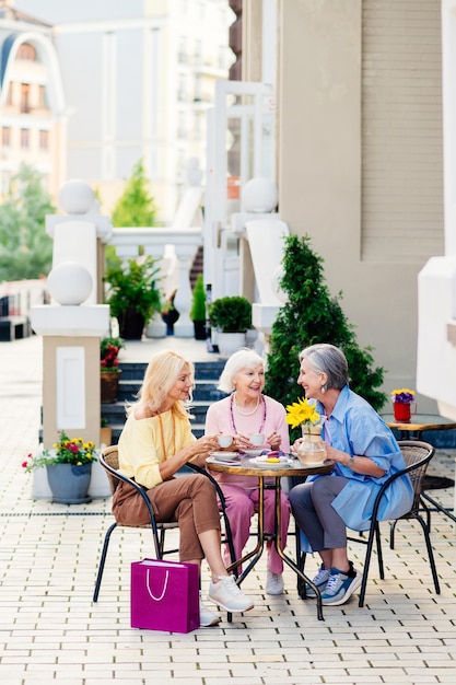 Belles femmes seniors se liant au bar