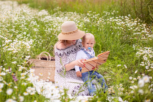 Belles femmes et son fils assis et lisant un livre. Photo de haute qualité