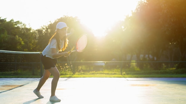 Belles femmes sportives de détente heureux avec une raquette au tennis