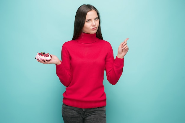 Belles femmes tenant des vacances d'anniversaire petit gâteau