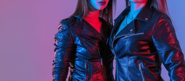 Belles femmes en vestes en cuir avec des lumières de studio