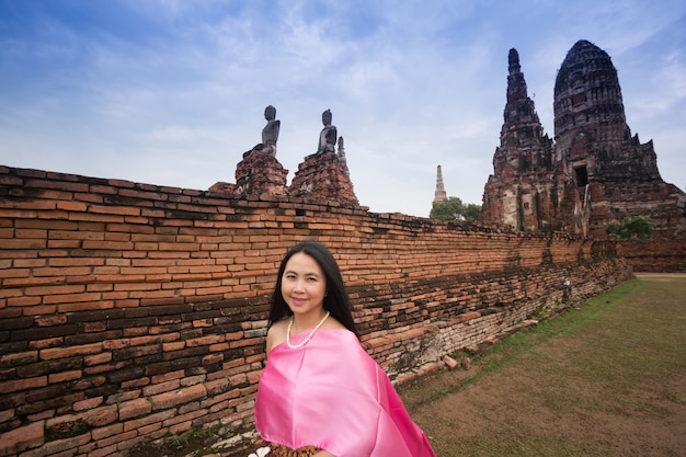 Belles femmes vêtues d&#39;une robe thaïlandaise dans le temple antique