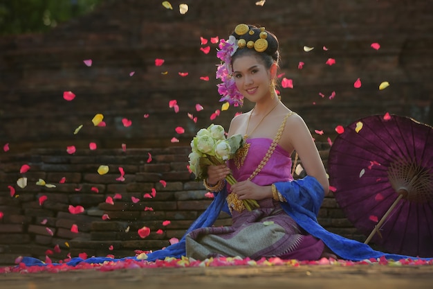 Belles femmes vêtues d'un style ancien Lanna dans le nord de la Thaïlande.