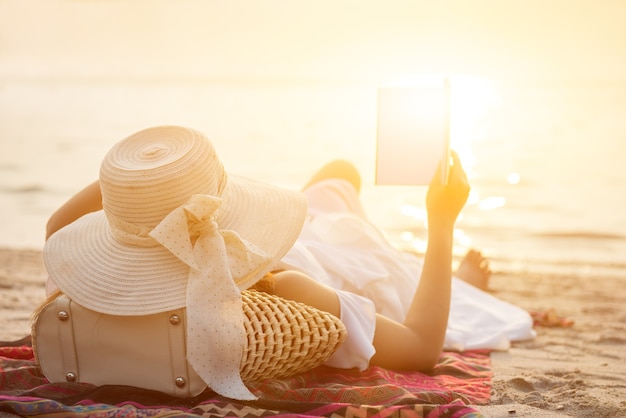 De Belles Femmes Voyagent Seules à La Plage En été. Mer Et Ciel Au Coucher Du Soleil