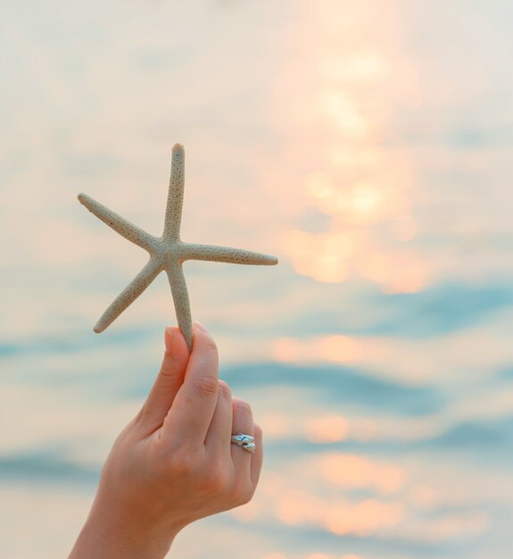 De belles femmes voyagent seules à la plage en été. Mer et ciel au coucher du soleil