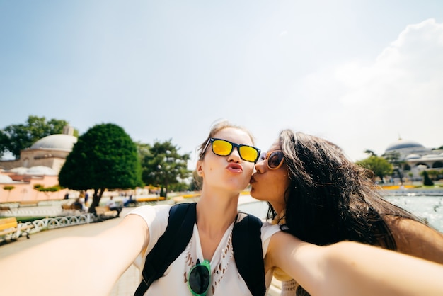 Belles Filles étudiantes En Vacances Font Une Photo D'elles-mêmes. Selfie, Lunettes De Soleil. Montrer Des Grimaces