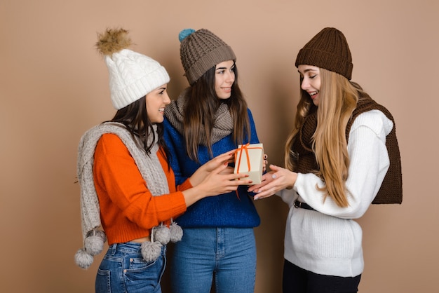 Belles filles offrent un cadeau de vacances à une amie