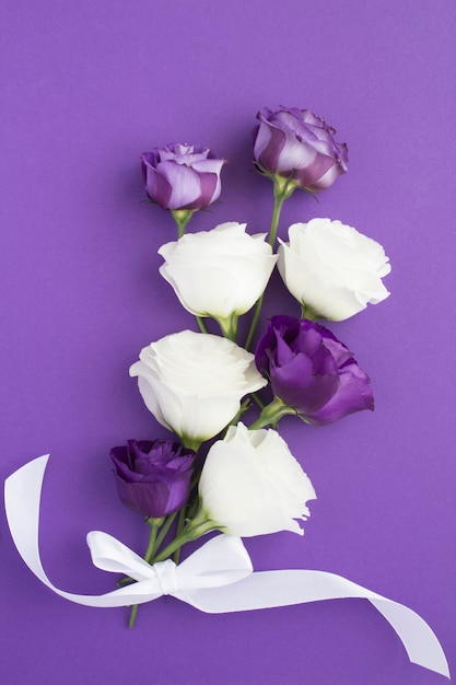 Belles fleurs blanches et violettes