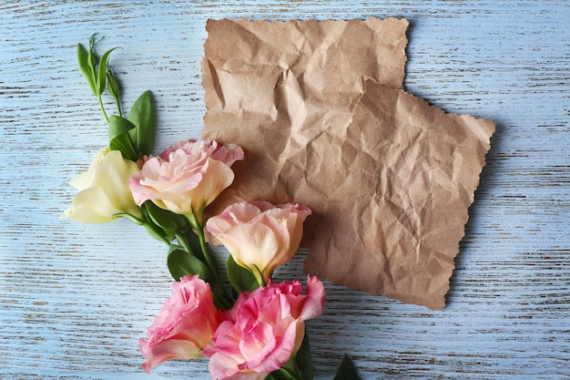 Photo belles fleurs et carte-cadeau sur fond de bois