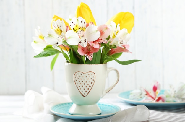 Belles fleurs en coupe sur fond de bois