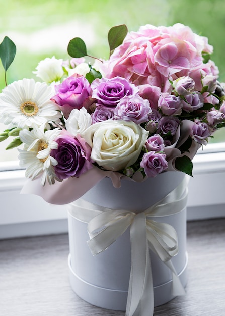 Belles fleurs dans une boîte ronde blanche