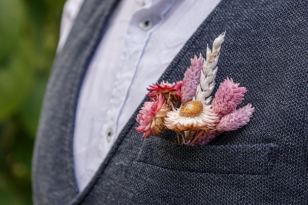 Belles fleurs dans le gilet d'un mec