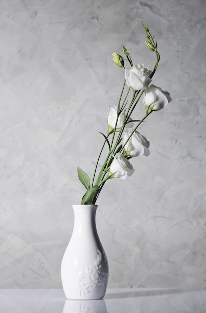 Belles Fleurs Dans Un Vase Blanc
