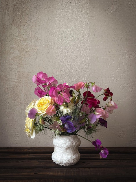 Belles fleurs dans un vase sur fond rustique de mauvaise humeur Fleurs élégantes nature morte composition artistique de lathyrus amour dans la brume rose Papier peint vertical floral