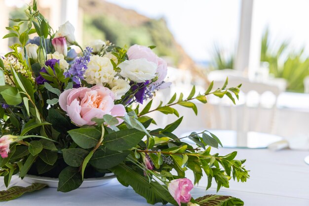 Belles fleurs décoratives dans un endroit