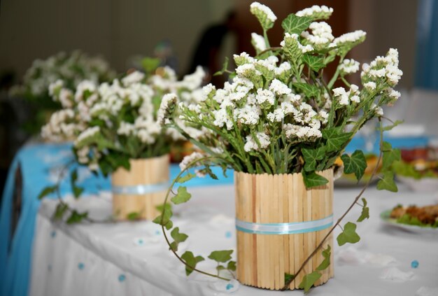 Belles fleurs décoratives sur une table