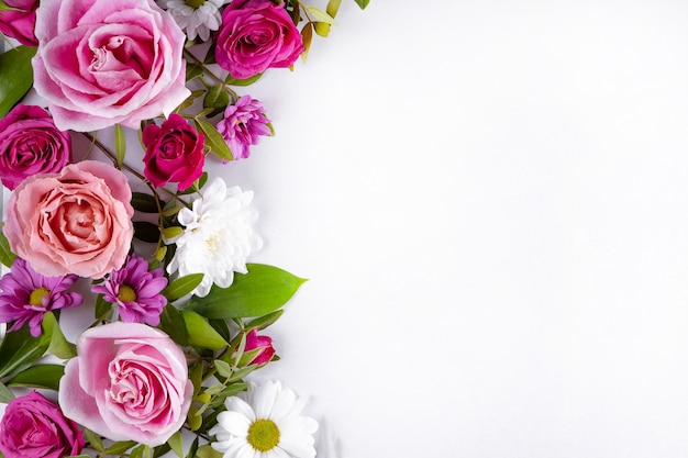 Belles fleurs d'été sur fond blanc avec un espace vide pour le texte roses roses et blanches