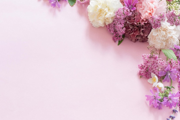 de belles fleurs d'été sur un fond de papier rose