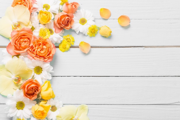 Belles fleurs sur fond en bois peint en blanc