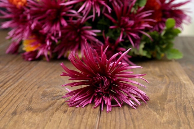 Belles fleurs sur fond de table en bois