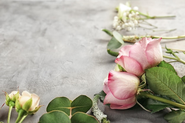 Belles fleurs fraîches sur fond gris