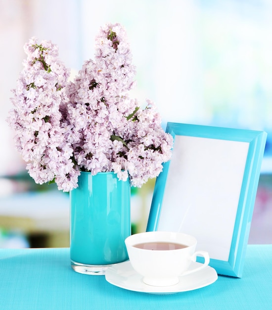 Belles fleurs lilas sur table dans la chambre