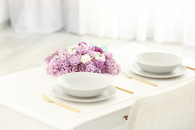 Belles fleurs lilas sur table