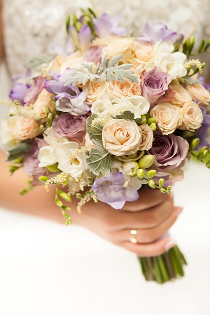 Belles fleurs de mariage dans les mains